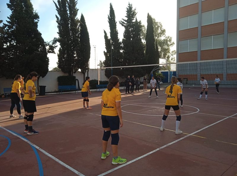 Entrenamiento de voleibol en la pista del colegio