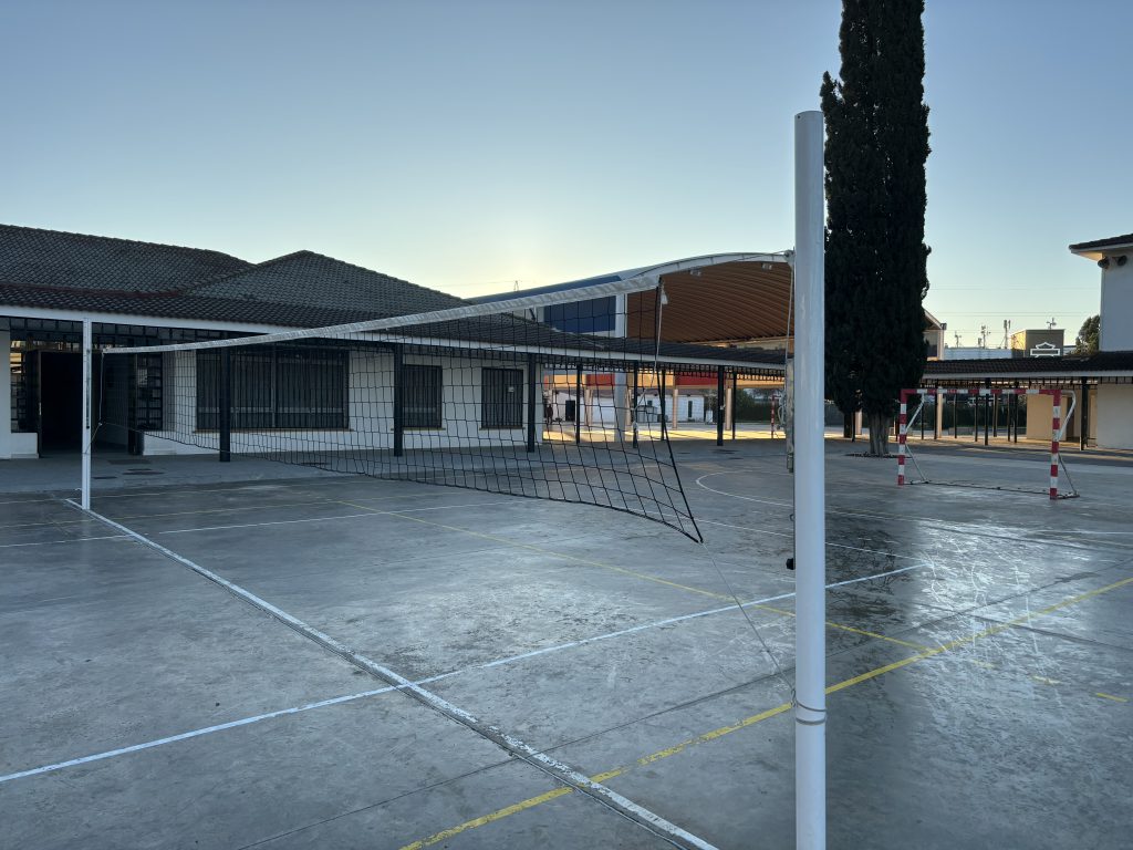 Pista exterior con la red de voleibol montada, al amanecer