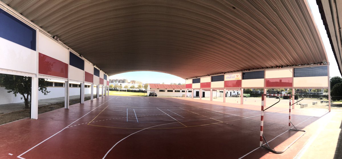Panorámica de la pista polideportiva cubierta del colegio