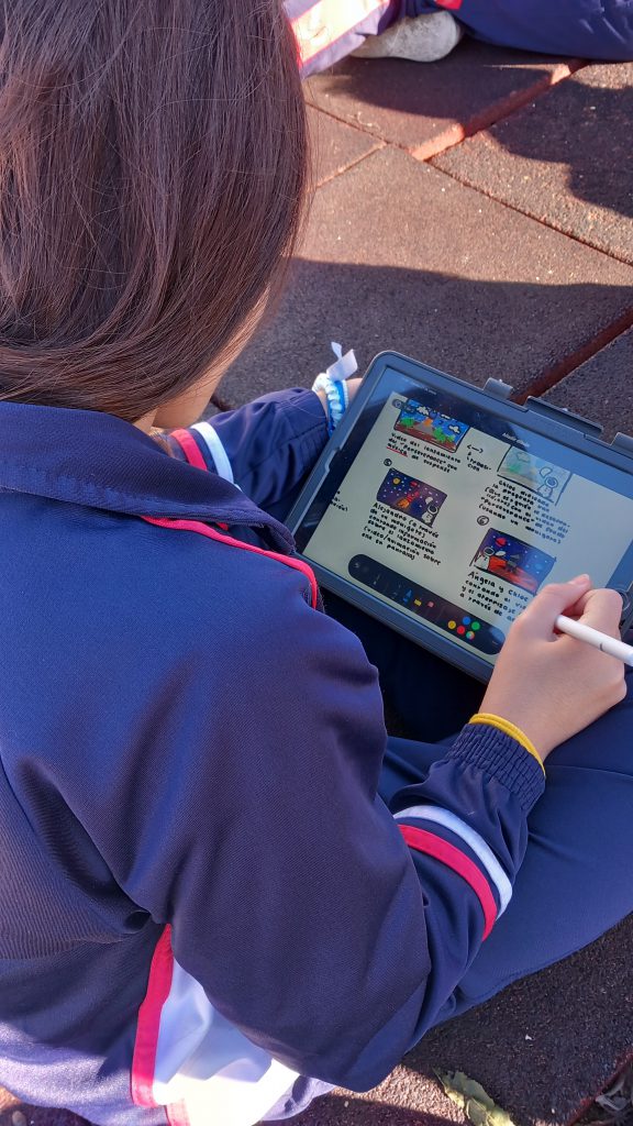 Una alumna trabaja con su iPad en el pupitre durante una clase