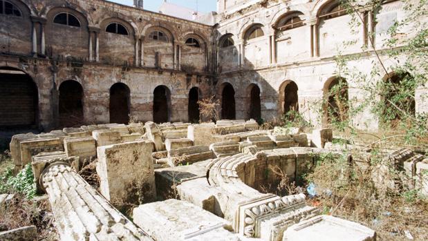 Claustro en ruinas del antiguo convento de San Agustín de Sevilla, con restos de columnas y sillares en el patio