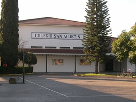 Fachada del colegio con el rótulo «Colegio San Agustín» y el patio delantero