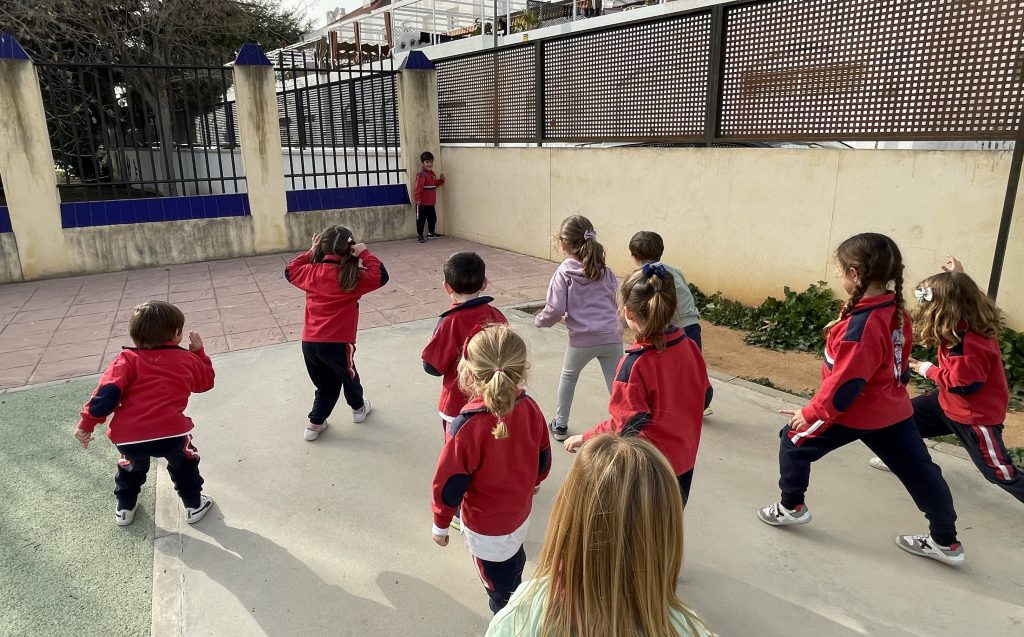Niños de Infantil corriendo por el patio del colegio